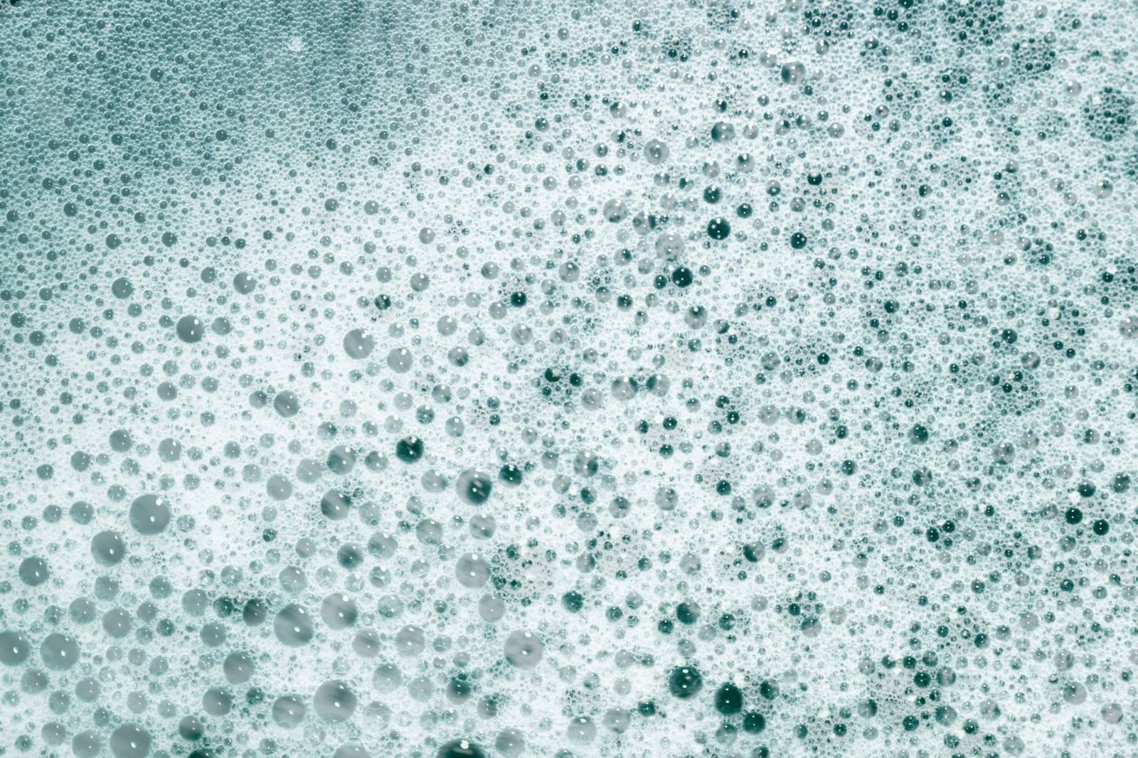 Nahaufnahme von weissem Schaum mit vielen Bläschen
